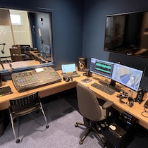 Des consoles de son sur un bureau.