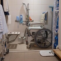 Douche avec un fauteuil roulant.