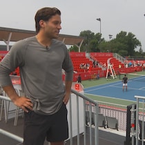Alexis Galarneau en entrevue avec Rosalie Sinclair devant les terrains de tennis.