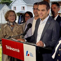 Des gens derrière un lutrin.