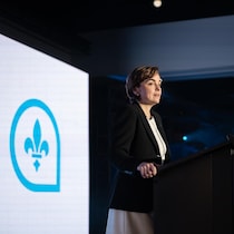 Christine Fréchette seule sur scène.