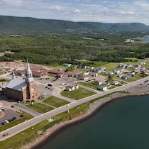 Vue de haut, l'église Saint-Pierre et le reste de la communauté de Chéticamp.