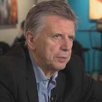 Herménégilde Chiasson en entrevue dans un café