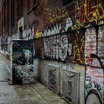 Des graffitis sur un mur. 