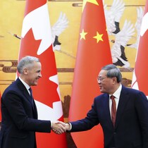 Le premier ministre canadien Mark Carney et le premier ministre chinois Li Qiang se serrent la main.
