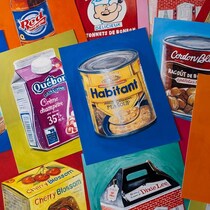 Des peintures représentant une soupe au pois en conserve, un contenant de crème, une conserve de ragoût et un pot de beurre d'arachide. 