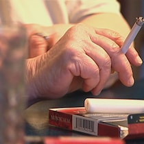Une main tenant une cigarette. 