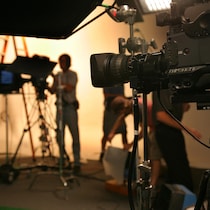 Une caméra sur un plateau de tournage.