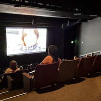 Une salle de cinéma en pleine diffusion.