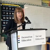 La ministre de l'Éducation et du Développement de la petite enfance du Nouveau-Brunswick, Claire Johnson, lors d'un point de presse à Oromocto.