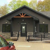 Un petit bâtiment.