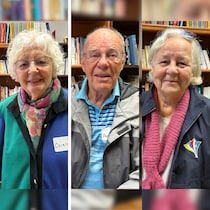 Colette Hodge, André Archambault et France Gilbert devant une bibliothèque.