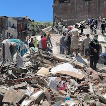 Les secouristes recherchent des survivants dans les décombres d’un immeuble effondré.