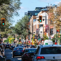 Une rue congestionnée dans le quartier de la Petite Italie à Montréal.
