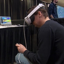 Une personne essaye une démonstration de réalité augmentée lors du congrès sur l'intelligence artificielle organisé à Saskatoon, en Saskatchewan, le 27 avril 2026.