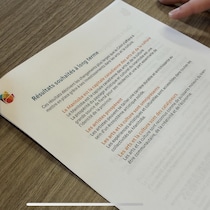 Le plan des arts papier en train d'être lu.