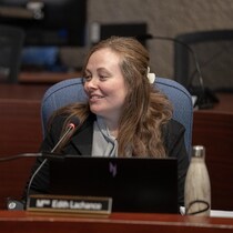 Édith Lachance autour de la table du conseil.