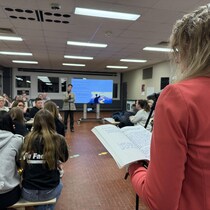 Des élèves, des parents et la direction du CSS Harricana sont réunis lors d'une consultation publique à l'école Natagan.
