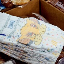 Une pile de couches est dans une boîte destinée à être distribuée aux bénéficiaires de l'Accueil Kateri.