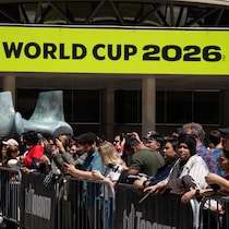Des amateurs de soccer rassemblés à la place Nathan Phillips pour voir le trophée de la Coupe du monde de la FIFA le 25 mai 2026.
