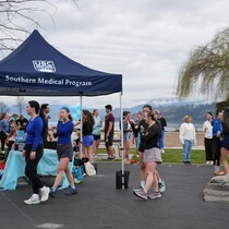 Des participants après la course de l’UBC pour la médecine rurale à Kelowna au parc Pandosy Waterfront, le 12 avril 2026.
