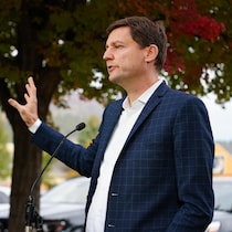 David Eby en point de presse près d'un Save-On-Food à Kelowna, le 2 octobre 2026.
