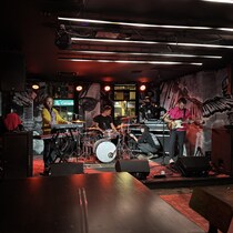 Des artistes qui jouent de la musique au Green Room, à Saskatoon.