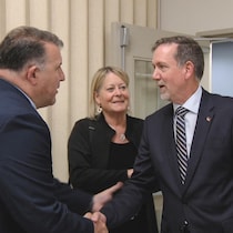 Les candidats à la chefferie du parti progressiste-conservateur du Nouveau-Brunswick réunis lors de la réunion annuelle de l'Association du PCNB de Hanwell-New Maryland le 9 juin 2026.
