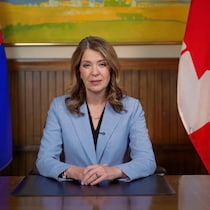 La première ministre de l'Alberta, Danielle Smith, lors de son discours télévisé diffusé le 21 mai 2026.