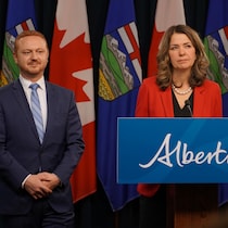 La première ministre de l'Alberta, Danielle Smith, et son ministre de la Justice, Mickey Amery.