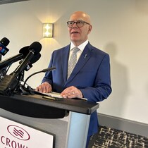David Coon donne une conférence de presse.