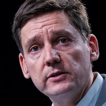 David Eby, Lorne Doerkson et Emily Lowan.