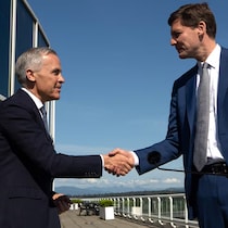 Le premier ministre du Canada, Mark Carney (à gauche), serre la main du premier ministre de la Colombie-Britannique, David Eby (à droite), à Vancouver.