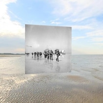 La plage du débarquement en normandie avec une photo de réalité virtuelle de soldat de l'époque