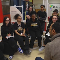 L'équipe des Décrypteurs est allée à la rencontre d'un groupe d'élèves de l'école secondaire George Vanier, située à Montréal. Alexis De Lancer s'entretient avec eux sur les thèmes de la désinformation, l'intelligence artificielle et les réseaux sociaux.
