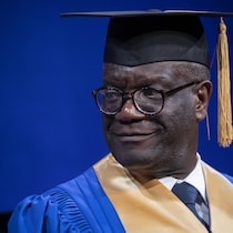 Denis Mukwege est photographié en gros plan, il porte une toge et un chapeau.