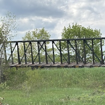 Un wagon de train déraillé.