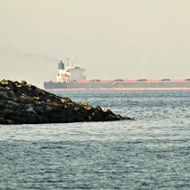 Un navire au large de Fujairah, aux Émirats arabes unis, dans le détroit d'Ormuz.