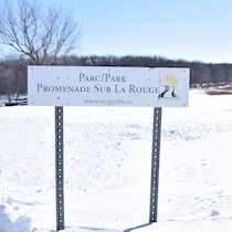 Une pancarte mentionnant la promenade sur la Rouge, à Sainte-Agathe.