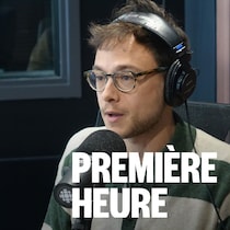 Un homme assis dans un studio radio.