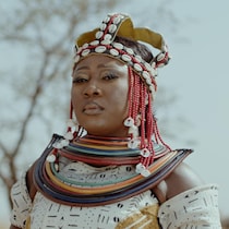 L’artiste Djely Tapa, en costume traditionnel coloré.