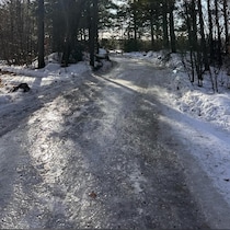 Un sentier glacé cahoteux.