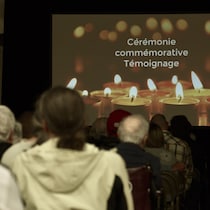 Des gens assis face à un projecteur lors de la cérémonie.