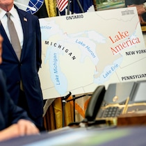 Une affiche disposée dans le bureau ovale indique en grosse lettres orange « Lake America » à l'emplacement du lac Ontario. 