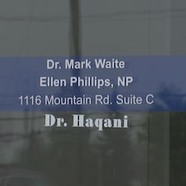 Le devant d'une porte qui indique les bureaux des docteurs Mark Waite, Haqani et de l'infirmière praticienne Elle Phillips. L'adresse est le 1116 chemin Mountain suite C.