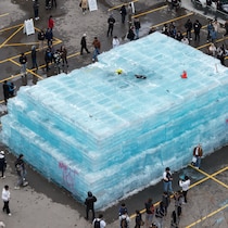 Des Torontois se rassemblent autour d'une immense installation de glace dans un stationnement du centre-ville de Toronto, au 81, rue Bond, le 21 avril 2026.
