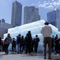 Des Torontois se rassemblent autour d'une immense installation de glace dans un stationnement du centre-ville de Toronto, au 81 Bond Street, le 21 avril 2026