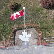 Le drapeau canadien à la filiale 54 de la Légion royale canadienne à Haileybury.