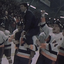 Un joueur porte Michel Bergeron, l'équipe et les partisans célèbrent.