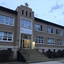 Un vieil immeuble en briques, converti en bureaux de la DSFM. 